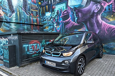 BMW i3 vor coolem Graffiti