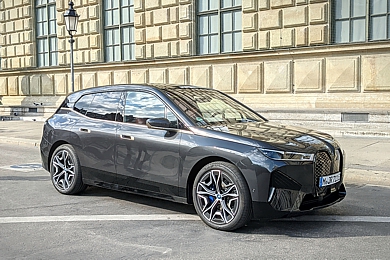 BMW iX in Sophistograu Brillanteffekt metallic