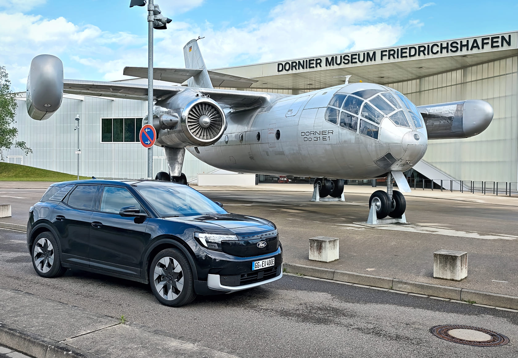 Ford Explorer EV Premium Allrad Extended vor dem Dornier Museum Friedrichshafen