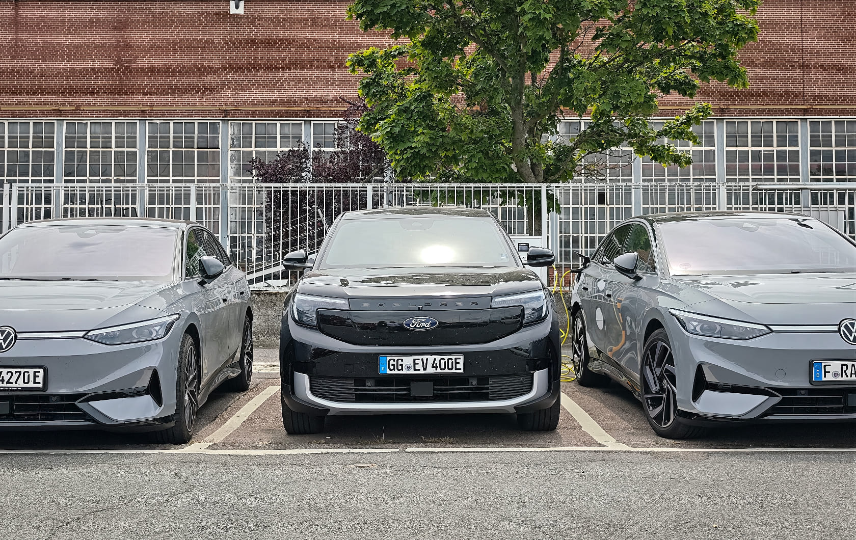 Ford Explorer EV und VW ID.7 beim Laden