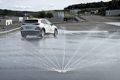Hyundai E-Experience bewässerter Testparcours