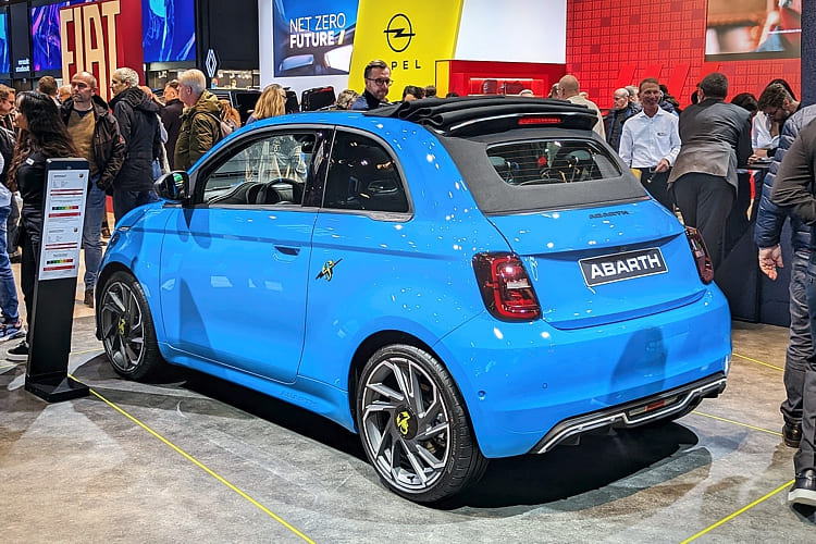 Abarth 500e Scorpionissima in der Lackierun Poison Blue