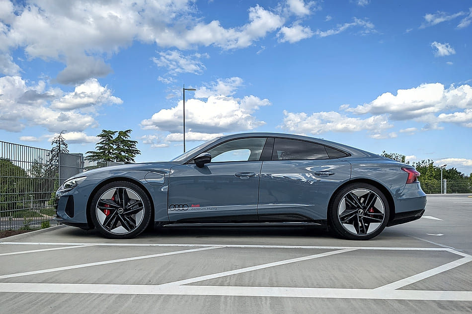 Der Audi e-tron GT ist technisch eng mit dem Porsche Tycan verwandt und nutzt dessen 800-Volt-Architektur.