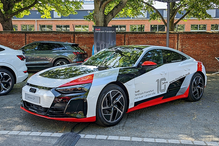 Audi e-tron GT mit Audi DTM-Lackierung.