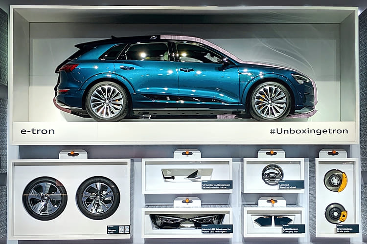 Auf der IAA 2019 war dieser Audi e-tron in Originalgröße als Modellbauautosatz ausgestellt. Tolle Idee :)
