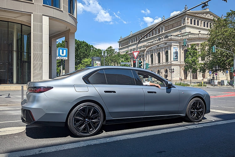 BMW i7