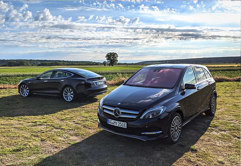Mercedes-Benz B250e Electric Drive und Tesla Model S Performance 85+
