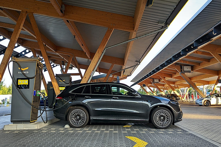 Der EQC von Mercedes-EQ an einer HPC-Ladsäule von Fastned. Hier kann der elektrische Mercedes mit bis zu 110 kW laden.