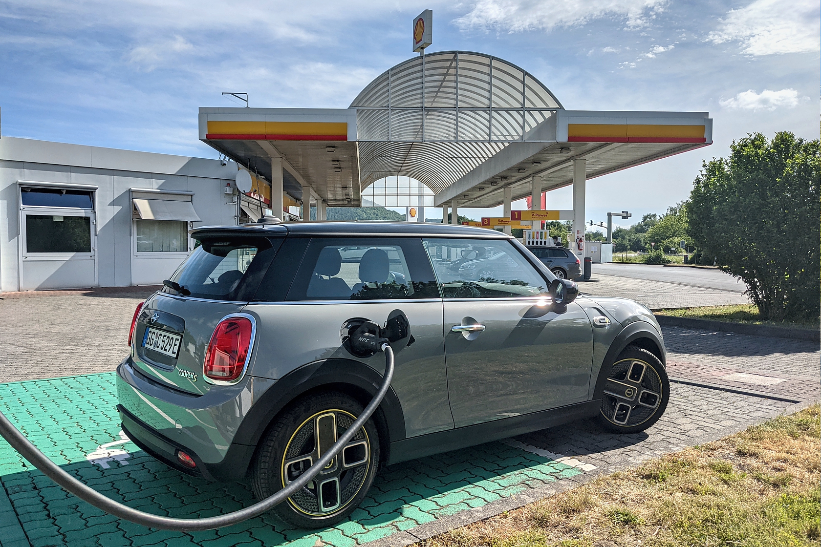 MINI Cooper SE beim Schnellladen