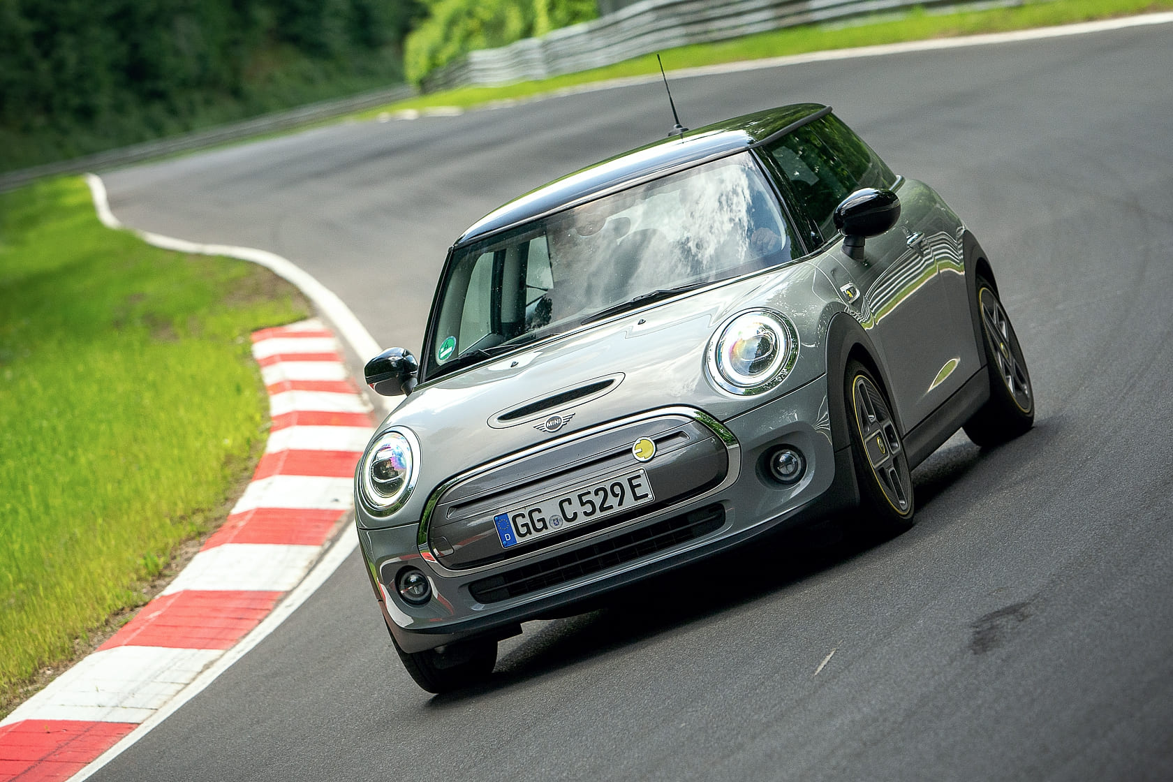 MINI Cooper SE auf dem Nürburgring