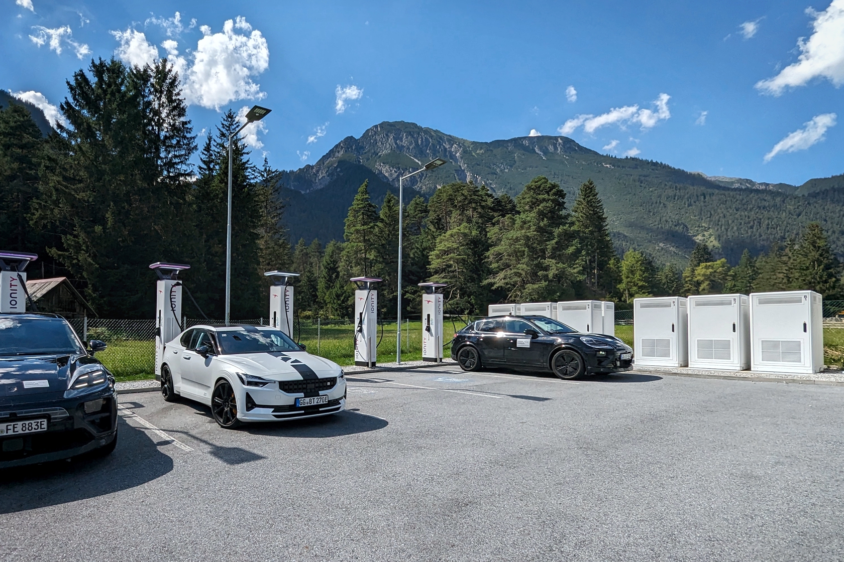 Polestar 2 BST und Porsche Macan Electric