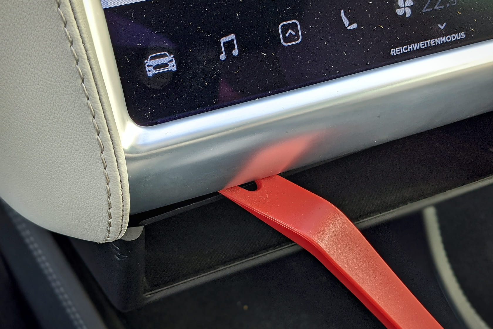 Ablagefach unter dem mittleren Bildschirm