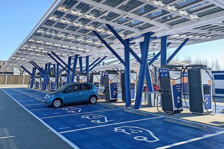 VW e-up! an einer Schnellladesäule von EnBW.
