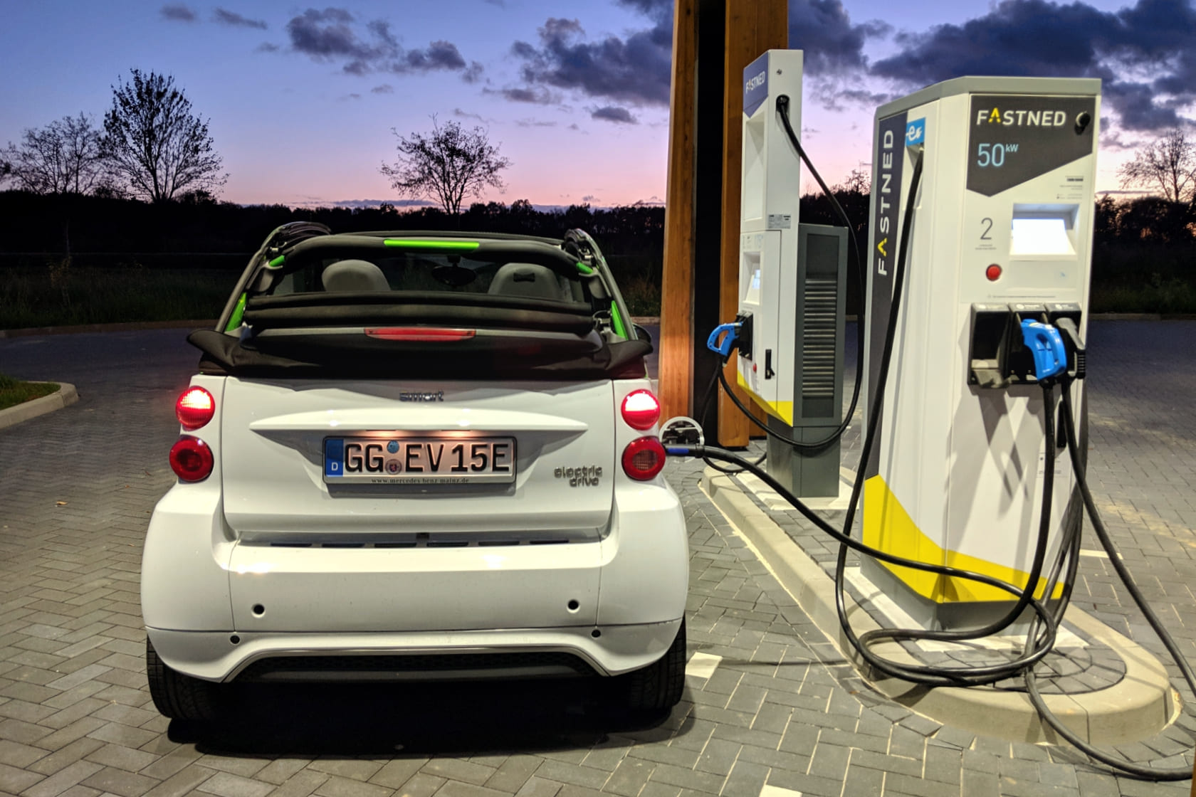 smart Electricdrive an einer Fastned Ladesäule