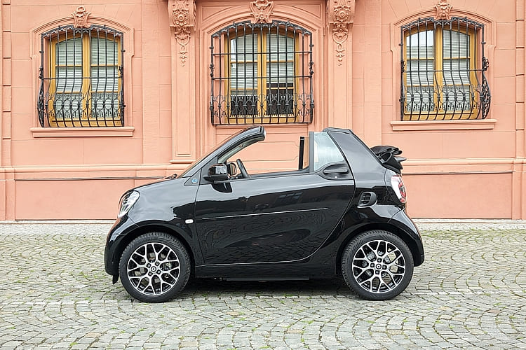 smart EQ Cabrio in der Lackierung black