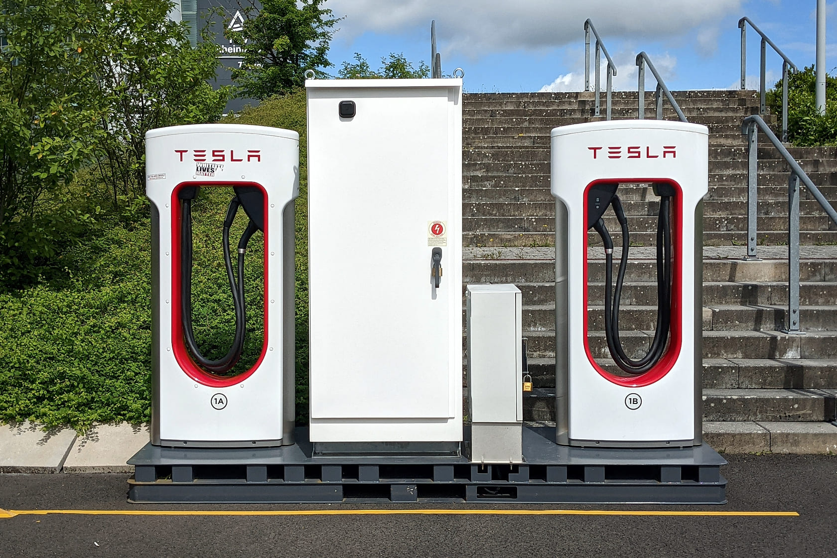 Tesla Model S am Supercharger