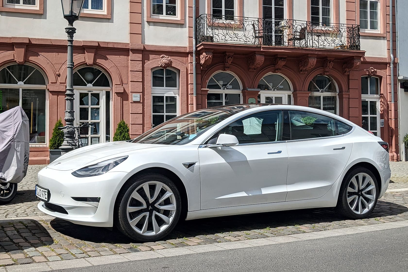 Tesla Model 3 in weiß