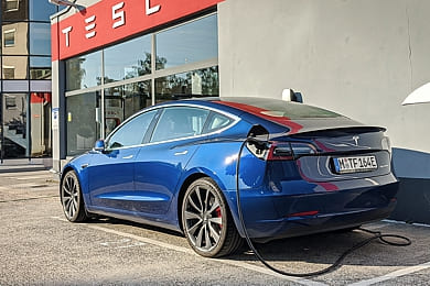 Tesla Model 3 in Deep Blue Metallic