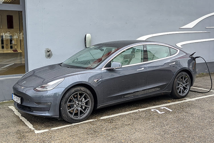 Tesla Model 3 in Midnight Silver Metallic