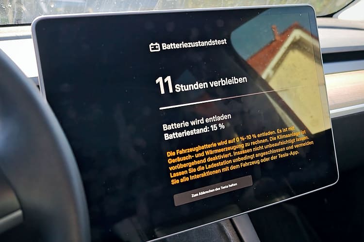 Akkuzustand im Fahrzeugmenü überprüfen